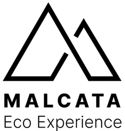 Logotipo da Malcata Eco Experience, com um M maiúsculo com formato de duas montanhas ou dois triângulos sobrepostos, um maior que o outro